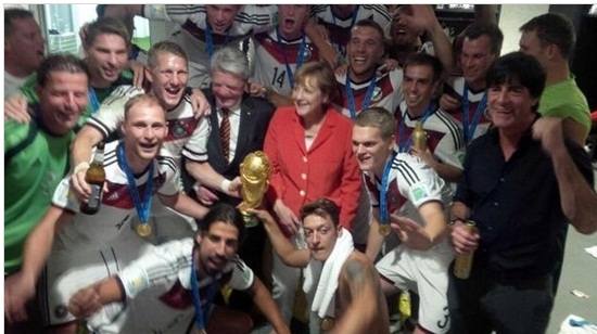 독일 메르켈 총리, 독일 우승 축하하러 락커룸 방문해 선수들 격려