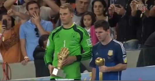 2014 브라질 월드컵에서 골든 글러브를 수상한 독일의 노이어(왼쪽)와 골든볼을 수상한 아르헨티나의 메시(사진: KBS 2TV 방송 캡처)
