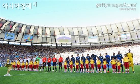 결승전을 앞두고 경기장에 모인 독일과 아르헨티나 선수들[사진=Getty Images/멀티비츠]