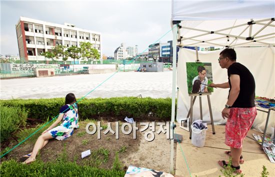 중국 최고 스타 류 샤우동씨가 구 도청앞에서 작업을 하고있다.