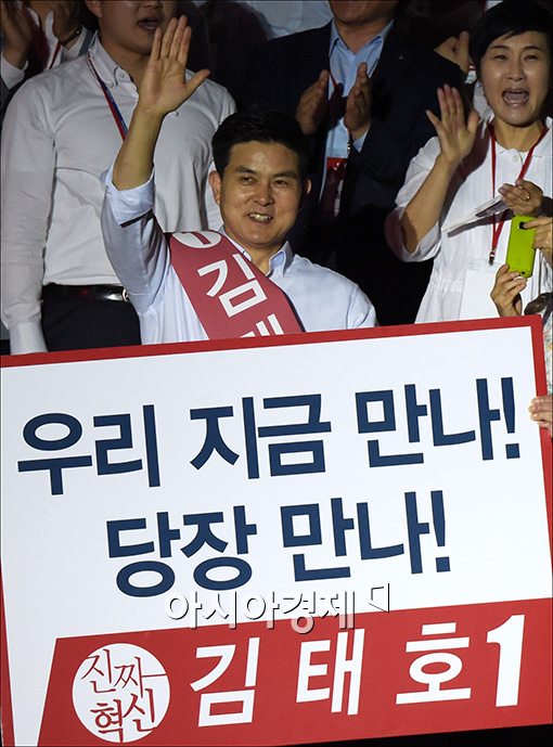 김태호 의원, 광주헬기 희생자 영결식장서 기념사진 촬영 파문