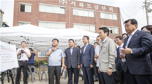 [포토]시화도금단지 현황 설명듣는 남경필지사 