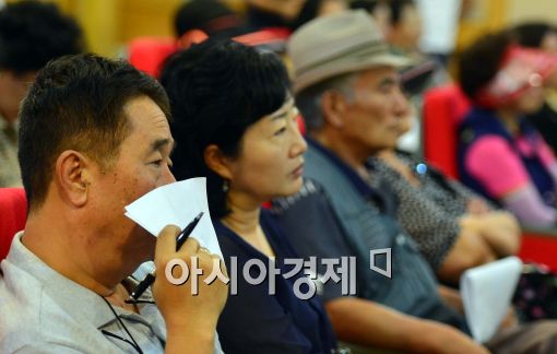 [포토]시간선택제 일자리에 대해서 설명듣는 시민들