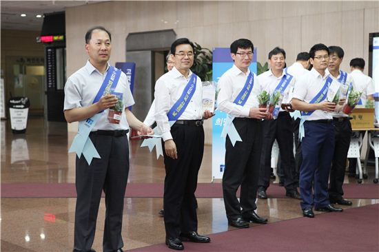 김화진 사학연금 이사장(왼쪽 두번째)이 14일 여의도 사학연금회관에서 '가족사랑, 밥상머리교육 실천' 캠페인을 벌이고 있다.