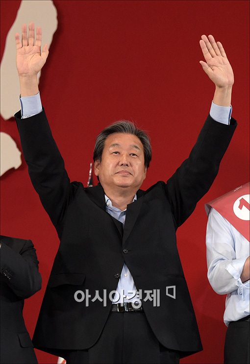 [포토]두 손 번쩍 든 김무성 신임 대표
