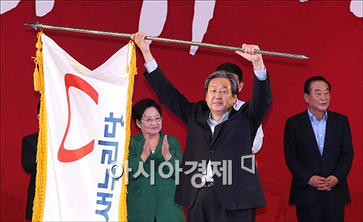 새누리당 대표경선에서 신임 당 대표로 선출된 김무성 의원