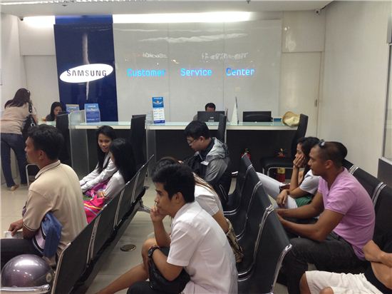 하루 100여명 찾는 필리핀 '삼성 AS센터' 가보니