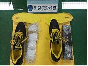 인천공항 국제우편세관이 올 4월 잡아낸 '신발 속의 마약(메트암페타민)'