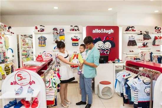 중국 상해의 한 백화점 내 알로앤루 매장을 방문한 고객이 제품을 구경하고 있다.