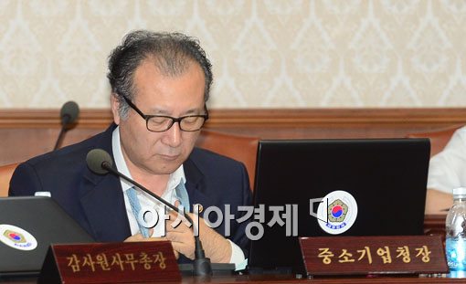 [포토]국무회의에 참석한 한정화 중기청장