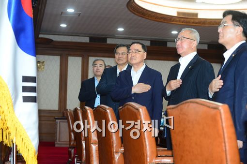 [포토]국기에 대한 경례하는 국무위원들 