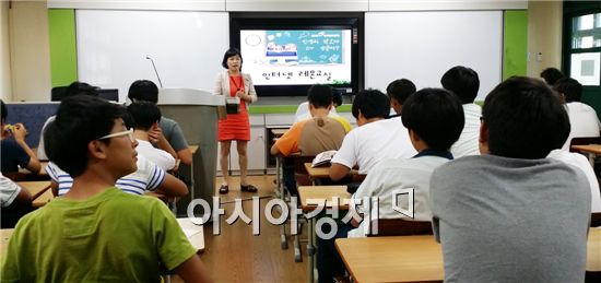 장흥군은 지난 11일 장흥중학교 2학년 4개반 130여명을 대상으로 ‘건전한 스마트폰 활용 및 중독 예방 교육’을 실시했다.
