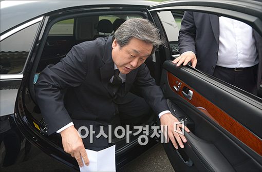 [포토]차에서 내리는 김무성 대표