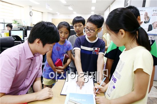 함평초등학교(교장 정희택) 4학년 학생 70여 명이 지방행정 체험을 위해 14일부터 3일간 함평군청과 의회를 견학했다.
