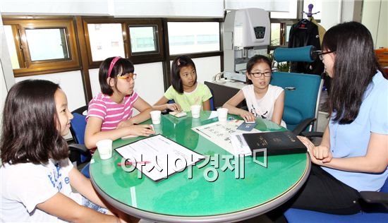 함평초등학교(교장 정희택) 4학년 학생 70여 명이 지방행정 체험을 위해 14일부터 3일간 함평군청과 의회를 견학했다. 학생들이 군청 공무원과 대화를 하고있다.
