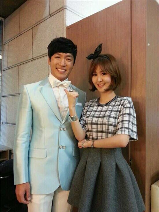 KBS1 '가요무대'에 출연한 홍원빈(왼쪽)과 윤수현(오른쪽) 