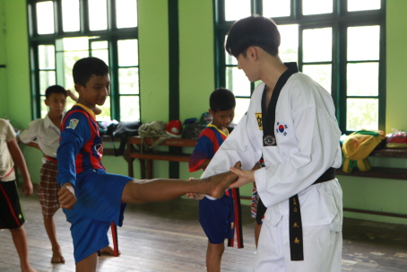포스코건설 해피빌더 봉사단들이 미얀마 현지 청소년들에게 태권도를 가르치고 있다. 
