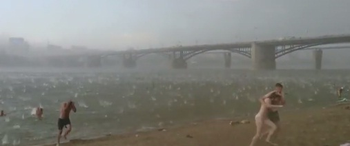 러시아 시베리아의 한 해변에 떨어진 우박으로 피서객들이 급하게 대피했다. (사진: 유튜브 영상 캡처)