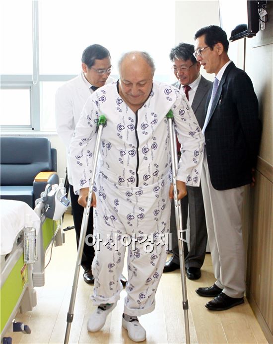 우즈베키스탄 타쉬켄트 의과대학 마취과 아바코브 바체슬라브(76) 교수가 빛고을 전남대병원에서 수술을 받고 걷고있다.