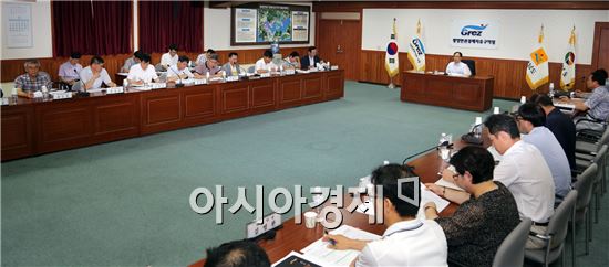 광양경제청은 14일 상반기동안 발굴한 행정관행 22건을 제외한 개발 활성화 저해, 투자자 진입규제 및 기업 경영현장 애로 해결을 막는 규제 등 19건에 대해 규제개선 과제 발굴 보고회를 가졌다.
