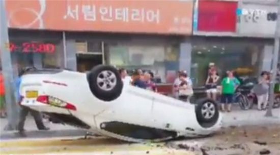 안양에서 상수도관 폭발로 추정되는 사고로 택시가 전복됐다. (사진:YTN 방송 캡처)