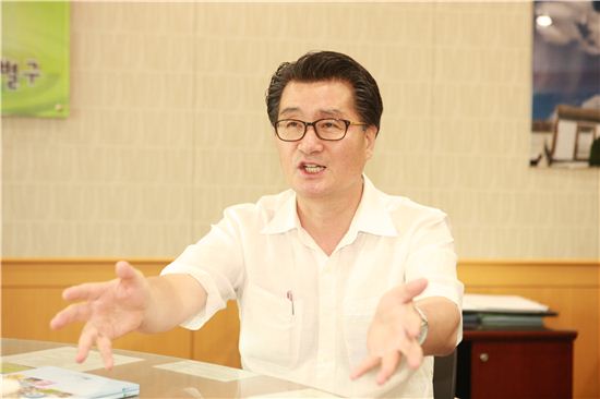 [인터뷰]유종필 관악구청장 “인문학 르네상스 활짝 피울 것”