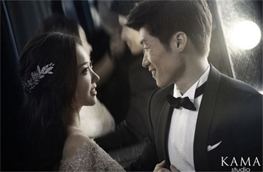 서로를 사랑스런 눈으로 응시하는 박지성과 김민지(사진:카마스튜디오 제공)