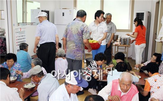 함평군 학교면번영회(회장 김한기)가 지난 15일 학교분회경로당에서 마을 어르신들에게 점심을 대접했다.
