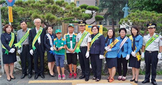 <이용석 담양경찰서장이 전남지방경찰청 주관 '베스트 녹색어머니회'로 선정된 담양남초등학교 녹색어머니회에 대한 인증패 수여식을 마친 뒤 기념촬영을 하고 있다.>