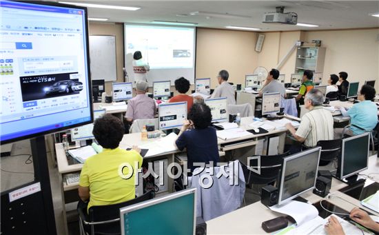 [포토]광주 동구 주민들 정보화교실 운영