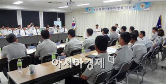 곡성경찰서(서장 서병률)는 15일 곡성경찰서 3층 동악마루에서 경찰·자율방범대 등 50명이 참석한 가운데 국민안전 강화를 위한 민간 협력단체와의 방범 간담회를 개최했다.
  
이번 간담회는 재난사고 유형별  '국민행동요령', '재난 취약개소 제보요령' 설명 및 4대악 근절의 중요성 및 추진방향 홍보하고 자율방범대간 소통의 시간을 가졌다.
