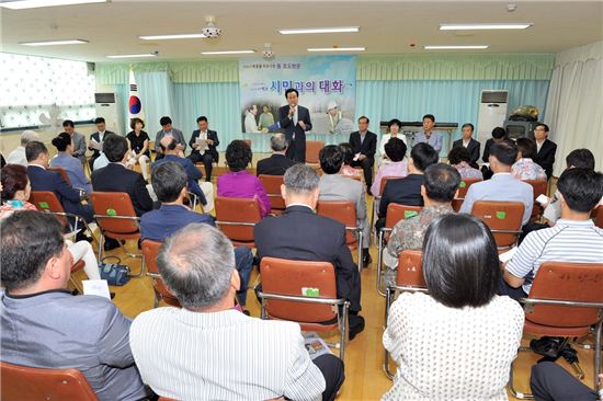 <박홍률 목포시장이 지난 9일부터 권역별로 펼쳐온 시민과의 대화에서 시정 운영방향을 설명하고 있다.>