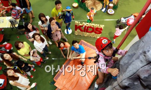 [포토]'암벽등반 재미있어요~'