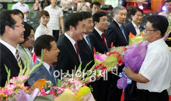 [포토]중국관광객에게 꽃다발 전달하는 윤장현 시장과 이낙연 전남지사