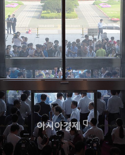 [포토]국회 본청 진입 막는 경찰들