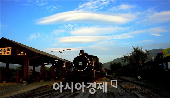 전남 곡성의 대표적인  관광지인 섬진강기차마을에 최근 추억의 증기기관차와 UFO를 닮은 구름이 조화를 이루면서 환상적인 장면이 연출돼 관광객들의 시선을 끌었다. 사진제공=곡성군 서인석씨
