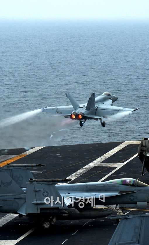 [포토]이륙하는 F-18 호넷 전투기 