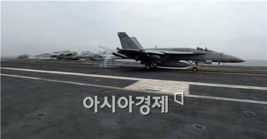 16일 서해 공해상을 항해 중인 미국 항공모함 조지워싱턴호 갑판에 비행임무를 마친  F-18 호넷 전투기가 착륙하고 있다. (사진=서해 사진공동취재단)