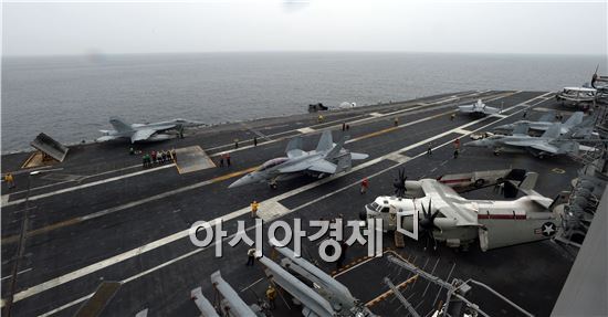 서해 공해상을 항해 중인 미국 항공모함 조지워싱턴호 비행갑판에서 F-18 호넷 전투기들이 이륙준비를 하고 있다.  (서해 사진공동취재단)