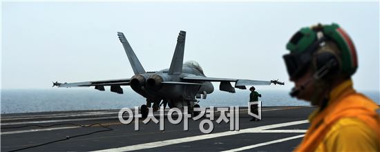 서해 공해상을 항해 중인 미국 항공모함 조지워싱턴호(서해 사진공동취재단)