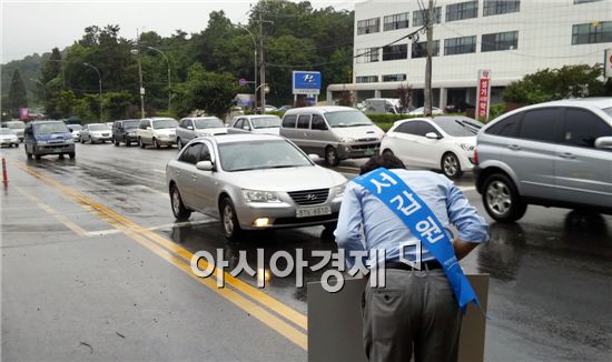 [포토]유권자들에게 고개숙여 인사하는 서갑원 후보
