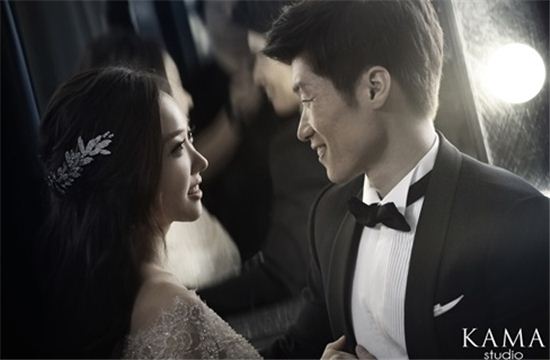 박지성 김민지 웨딩화보, 사랑스런 눈맞춤 '행복 한가득'
