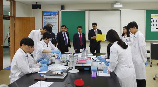 한미약품 박노석 이사(가운데)가 최근 한국바이오마이스터고교를 방문해 바이오제약과의
 교육시설 및 교육과정을 둘러보고 있다. 
