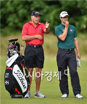 애덤 스콧이 디오픈을 하루 앞두고 연습라운드 도중 캐디 스티브 윌리엄스의 홀에 대한 설명을 듣고 있다. 호이레이크(잉글랜드)=Getty images/멀티비츠