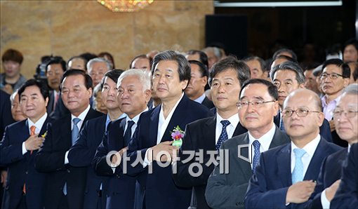 [포토]국민의례하는 참석자들