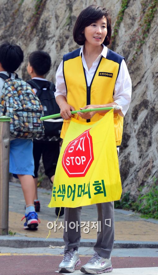 [포토]교통봉사하는 나경원 후보