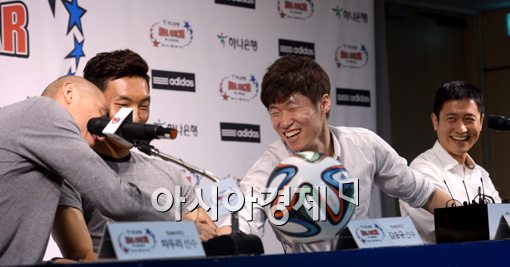 박지성(오른쪽 두 번째)이 K리그 올스타전 기자회견에서 환하게 웃고 있다. [사진=김현민 기자]