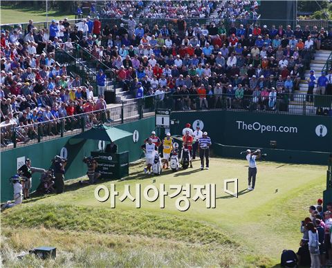 타이거 우즈가 143번째 디오픈 첫날 1번홀에서 티 샷을 하고 있다. 호이레이크(잉글랜드)=Getty images/멀티비츠