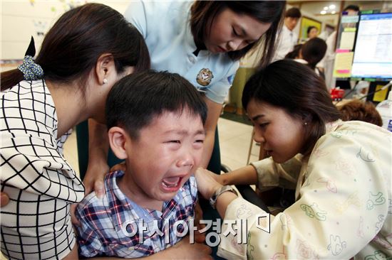 광주 북구 보건소(소장 김은숙)는 17일 접종실에서 영.유아를 대상으로 일본뇌염과 B형간염 등 국가 필수예방접종을 실시했다. 년 중 실시되는 예방접종은 무료로 실시되며 보건소에서 오전에 접종 받을 수 있다. 사진제공=광주 북구청 조옥래씨
