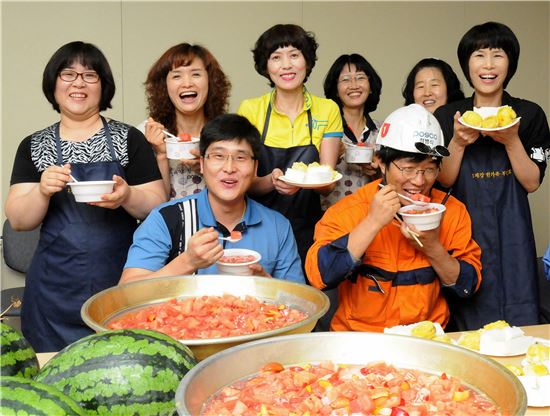 포스코 광양제철소 1제강공장 직원들이 회사 측이 준비한 수박 화채를 나눠 먹고 있다.<사진제공 포스코>